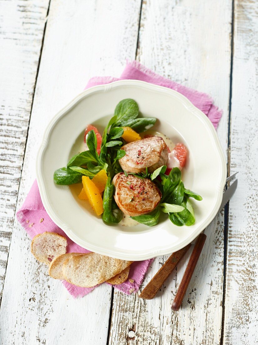 Pork medallions with lamb's lettuce and citrus fruits