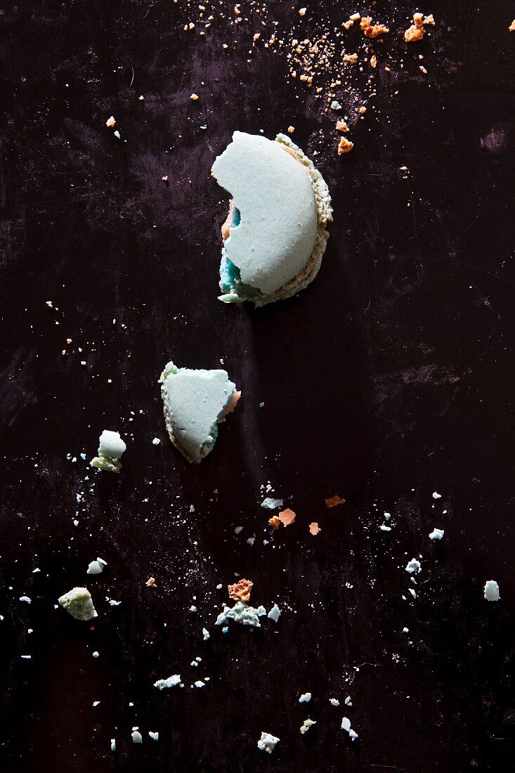 A crumbled macaroon (seen from above)