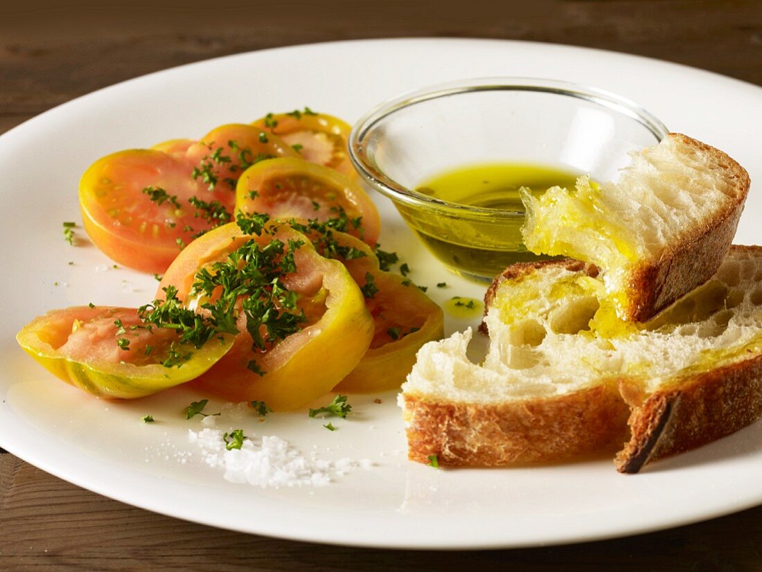 Pane con olio, sale e pomodoro (Brot mit Öl und Tomate, Italien)