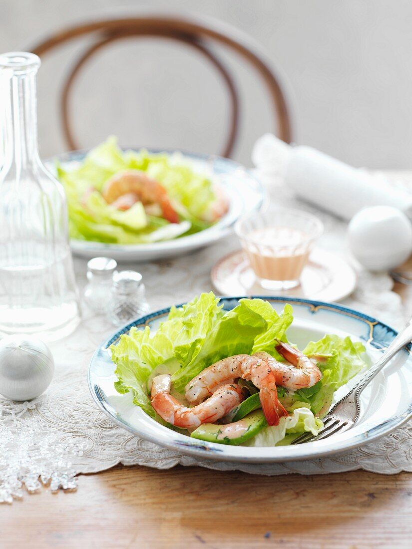 Garnelencocktail auf knackigen Salatblättern