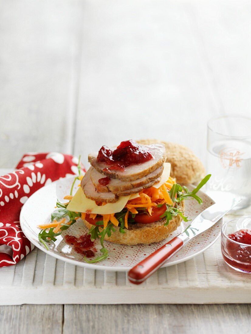 Sandwich mit Gemüse, Schweinebraten und Preiselbeermarmelade