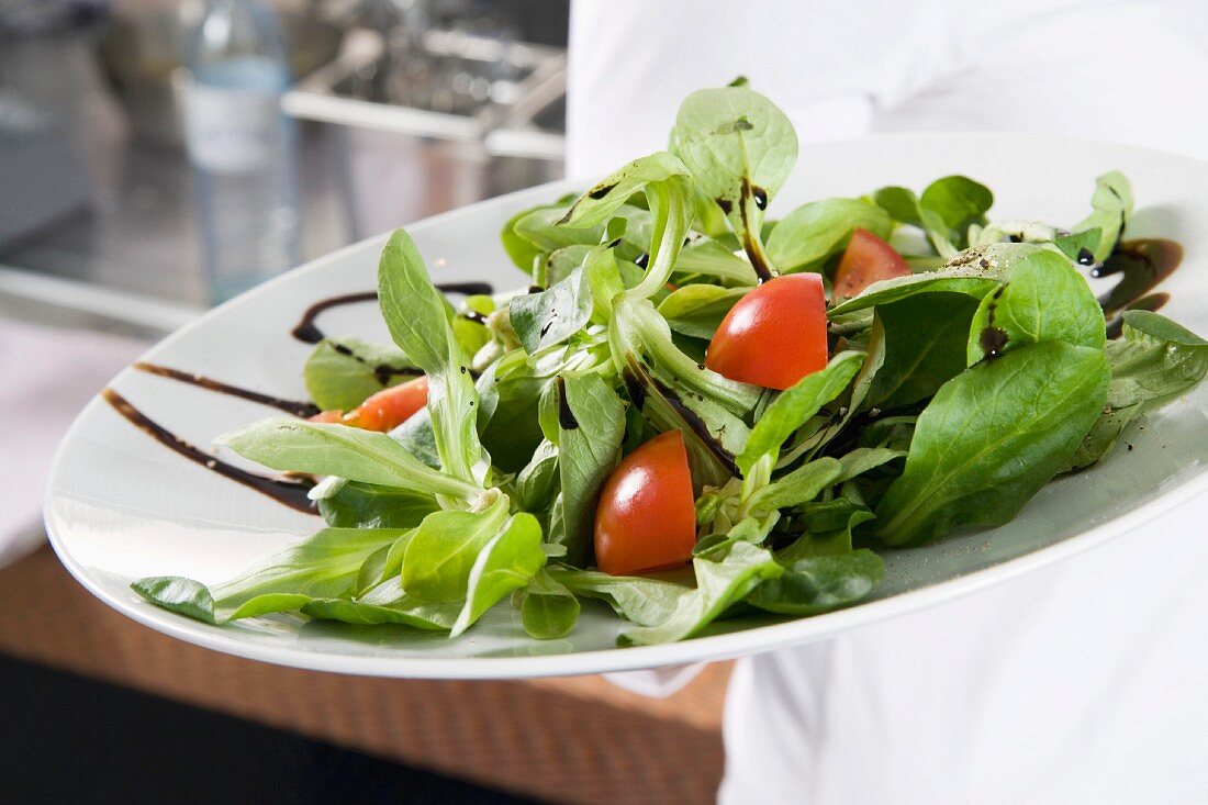 Spinach salad with tomatoes and balsamic dressing