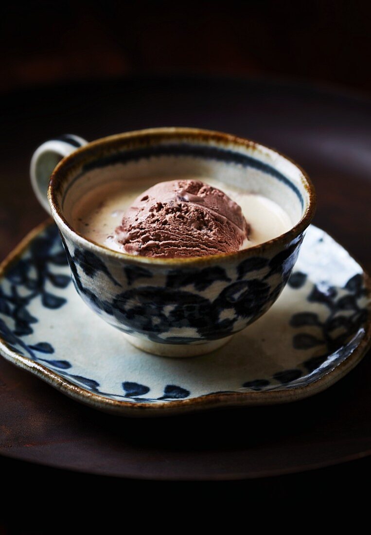 Schokoladeneis in einer Tasse Espresso