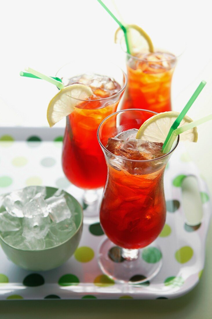 Iced tea with lemon wedges and straws