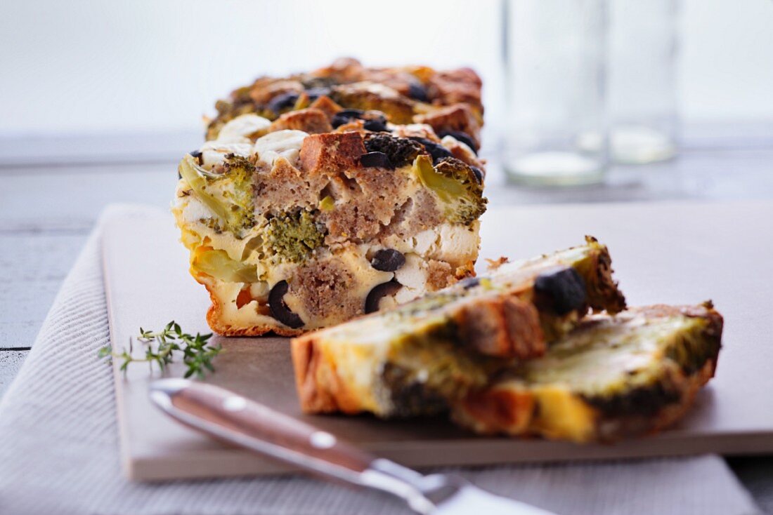 Feta cake with broccoli, black olives and wholemeal bread