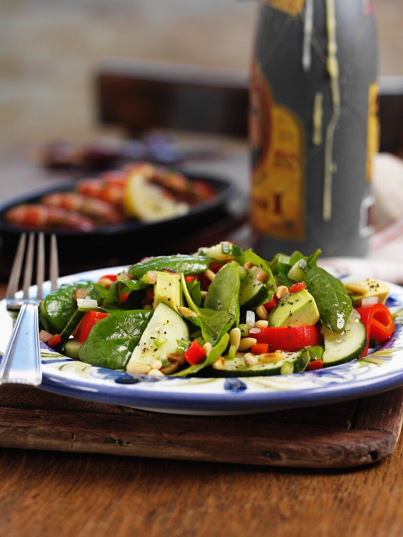 Gemüsesalat mit Spinat und Pinienkernen (Spanien)