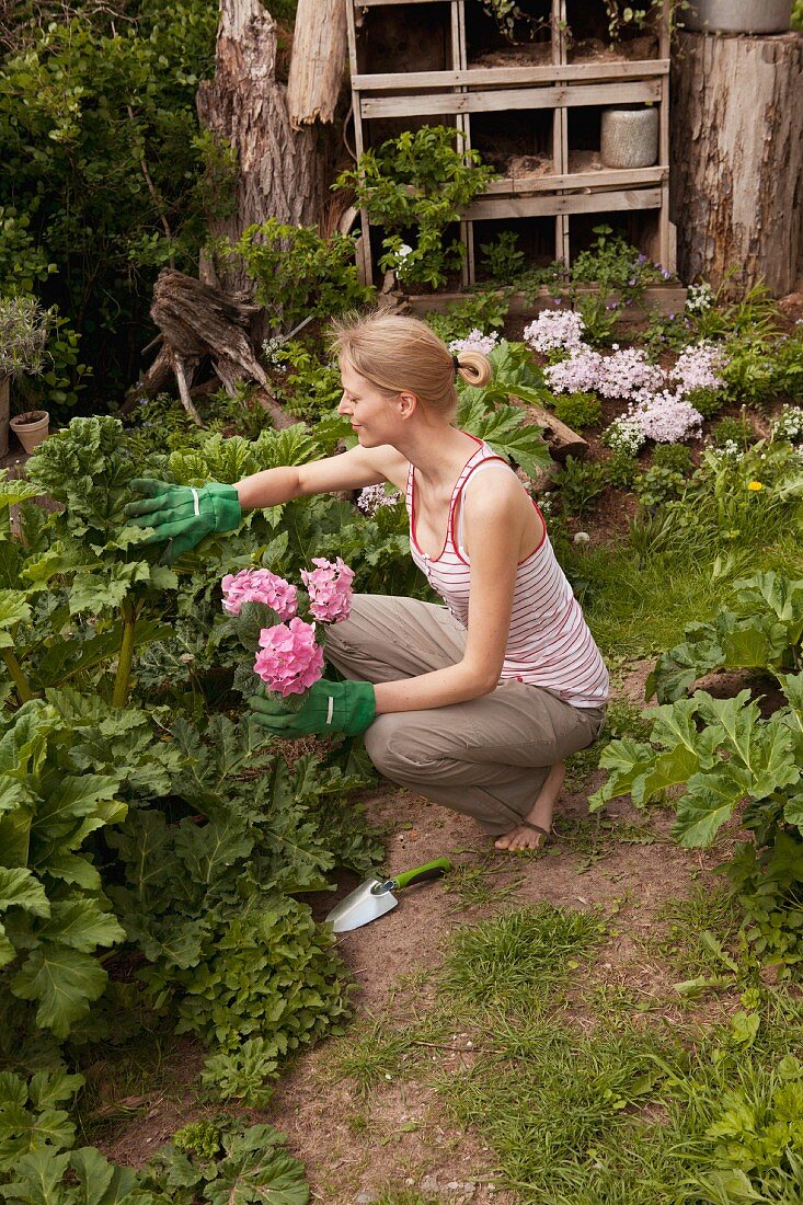 Junge Frau bei der Gartenarbeit