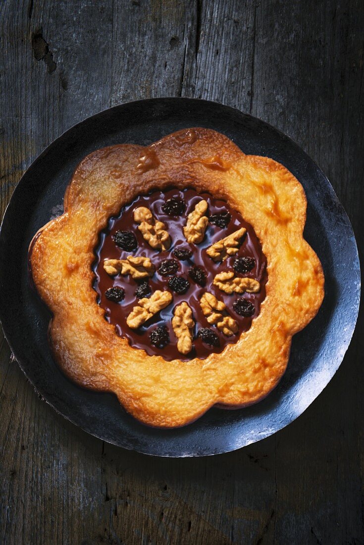 Blütenförmiger Schokoladenkuchen mit Rosinen und Walnüssen