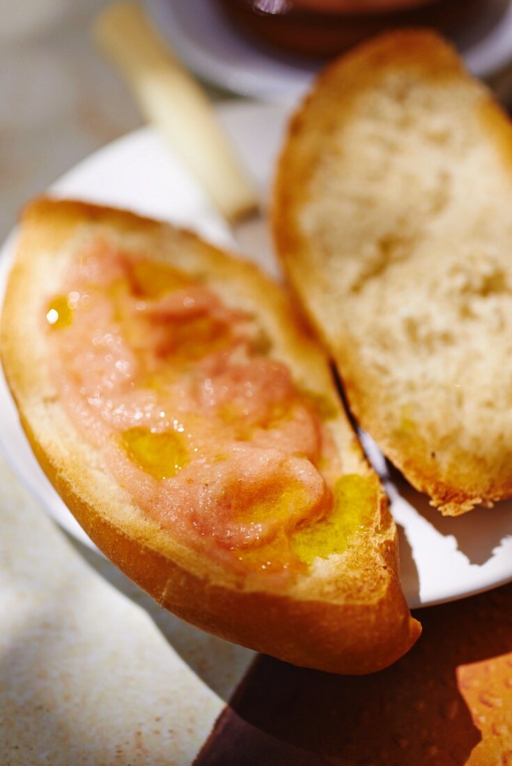 Crostini mit Olivenöl und Tomatencreme