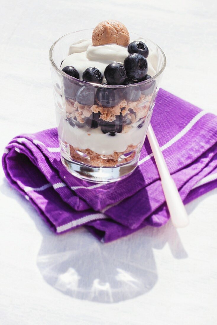 Blueberry trifle with quark cream and amarettini