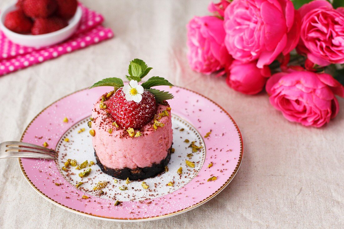 Strawberry-yogurt cake with a chocolate base