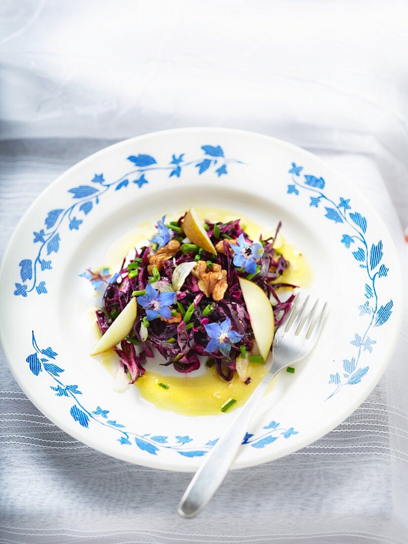 Rotkohlsalat mit Apfel und Borretschblüten