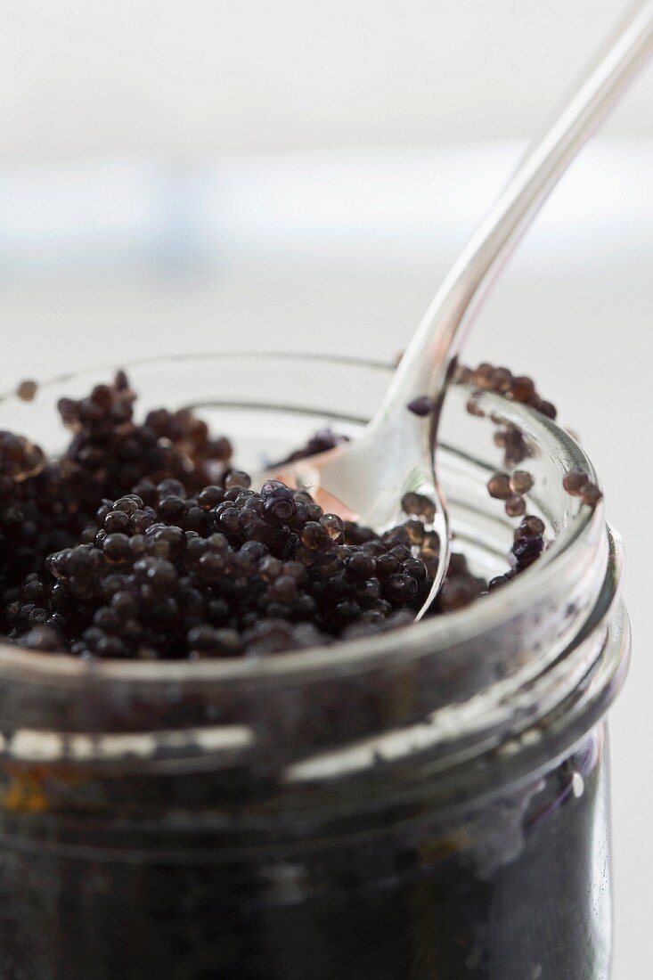 Schwarzer Kaviar im Schraubglas