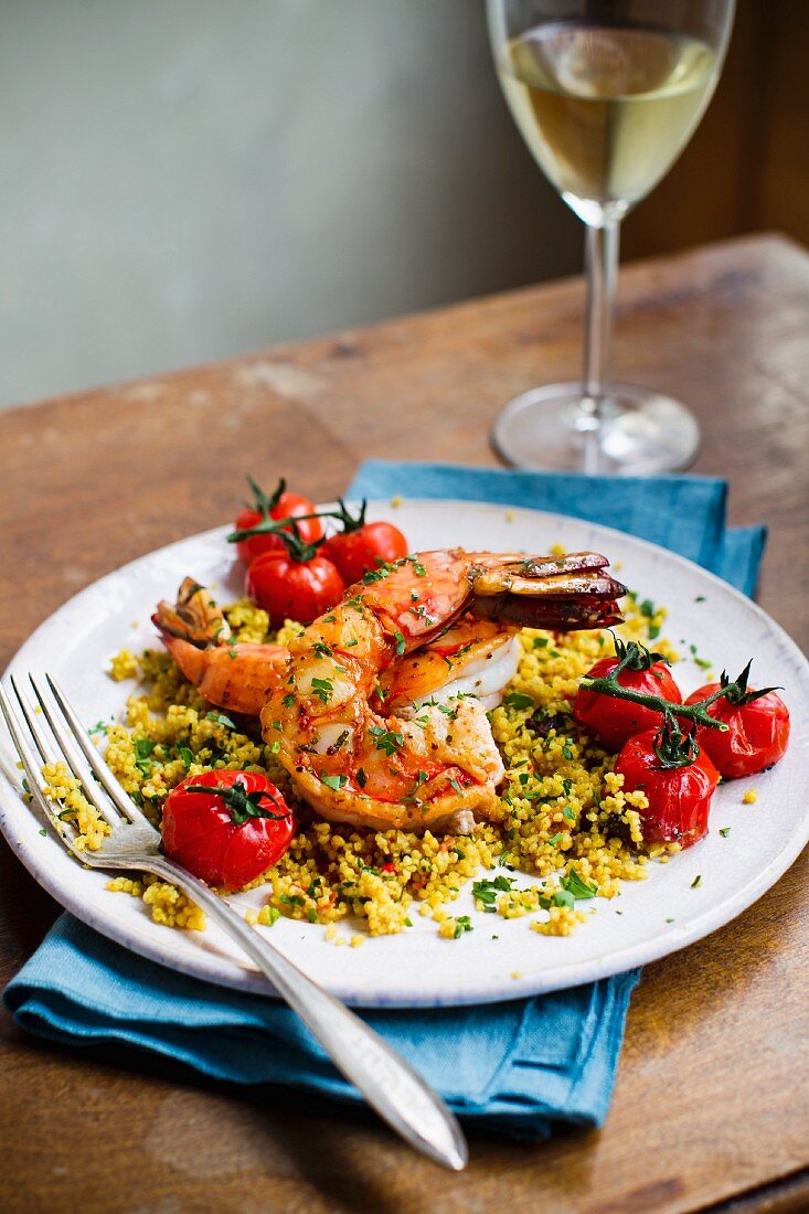 Riesengarnelen mit Couscous und Tomaten