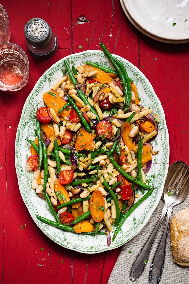 Fried vegetables with beans, carrots and tomatoes