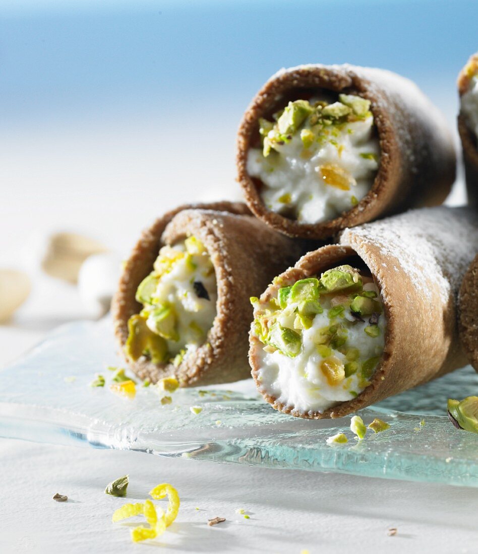Sweet cannelloni filled with ricotta cream and pistachios
