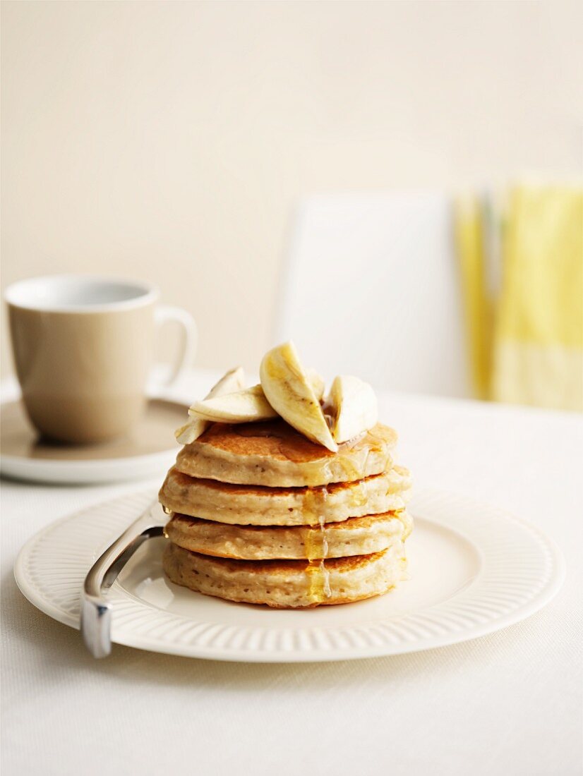 Oat pancakes with banana and honey