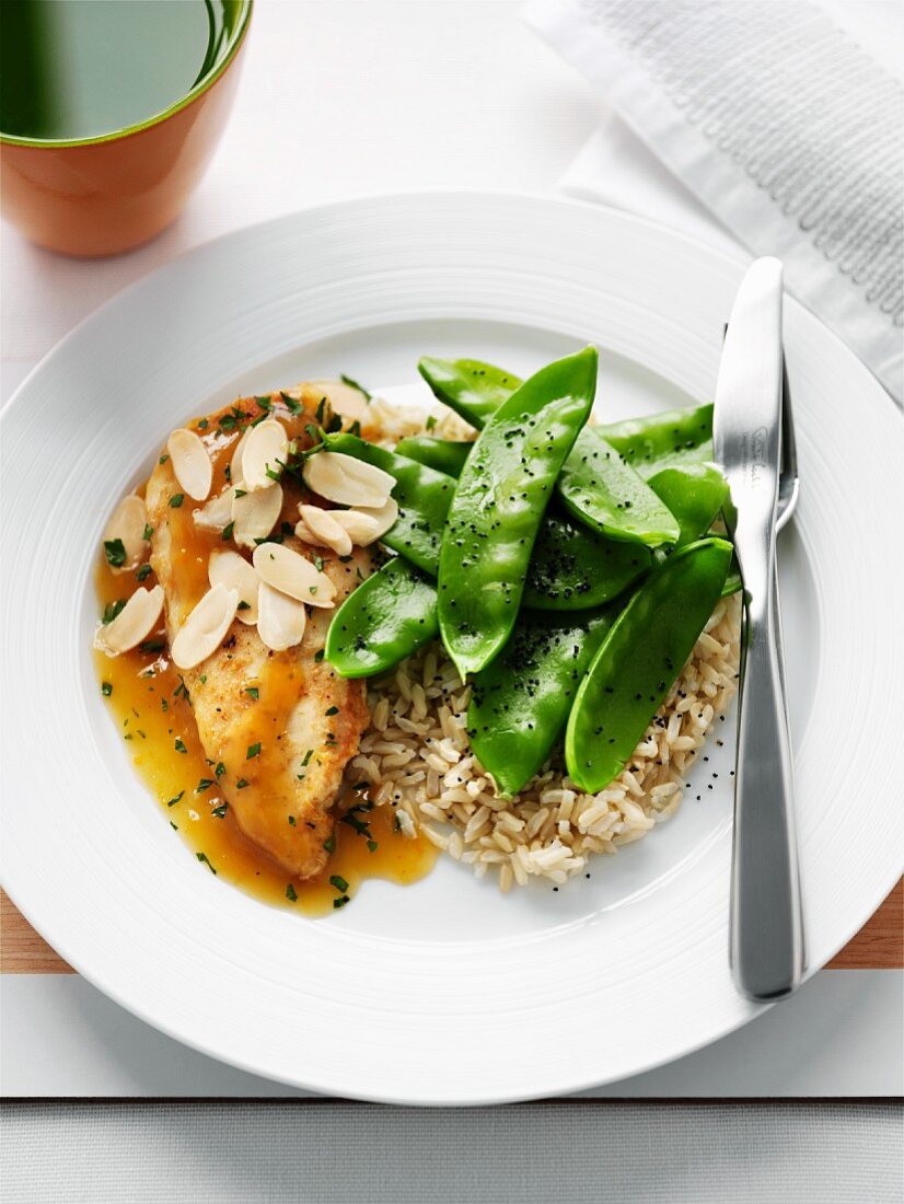 Chicken breast with orange sauce, natural rice and mange tout