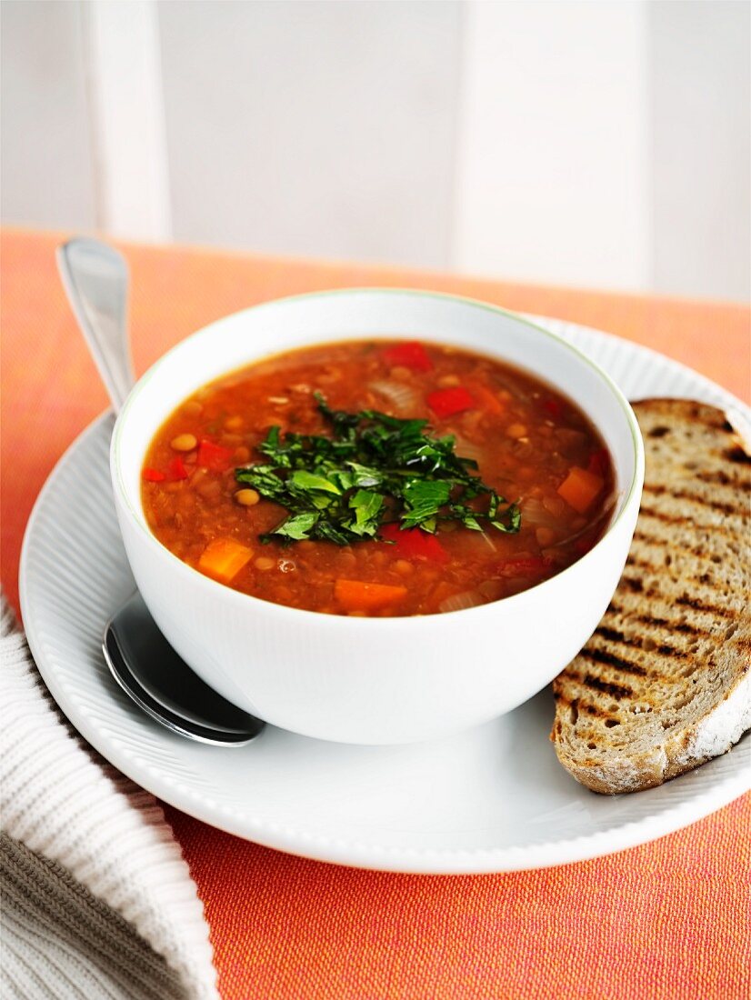 Linsensuppe mit Röstbrot