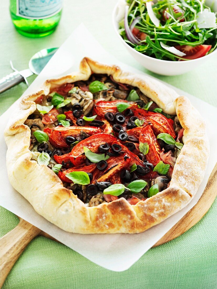 Champignonpizza mit Oliven und Tomaten