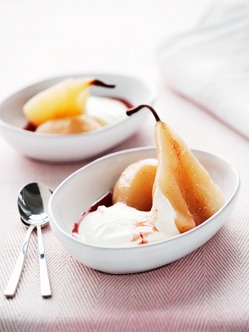 Poached pears with yoghurt