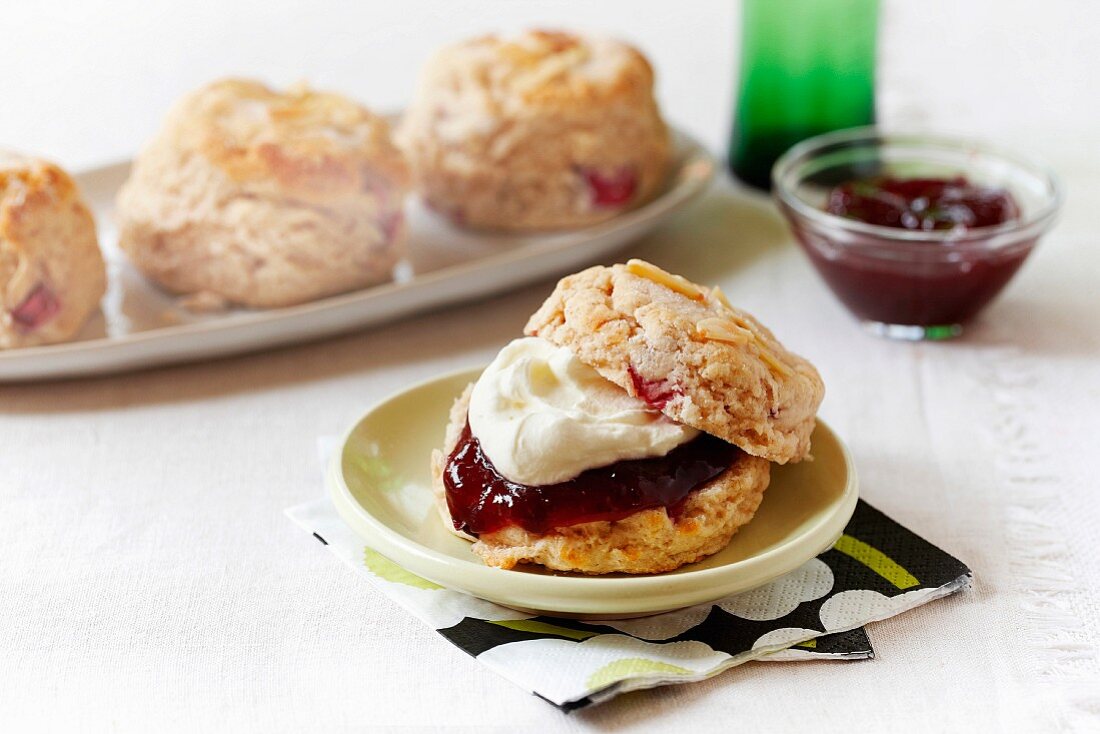 Cinnamon scones with rhubarb jam and clotted cream