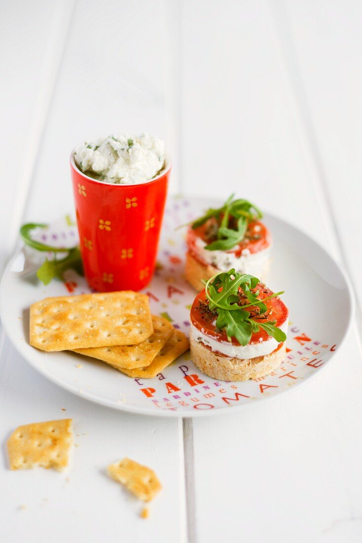 Cheesecake with goat's cream cheese, tomatoes and crackers