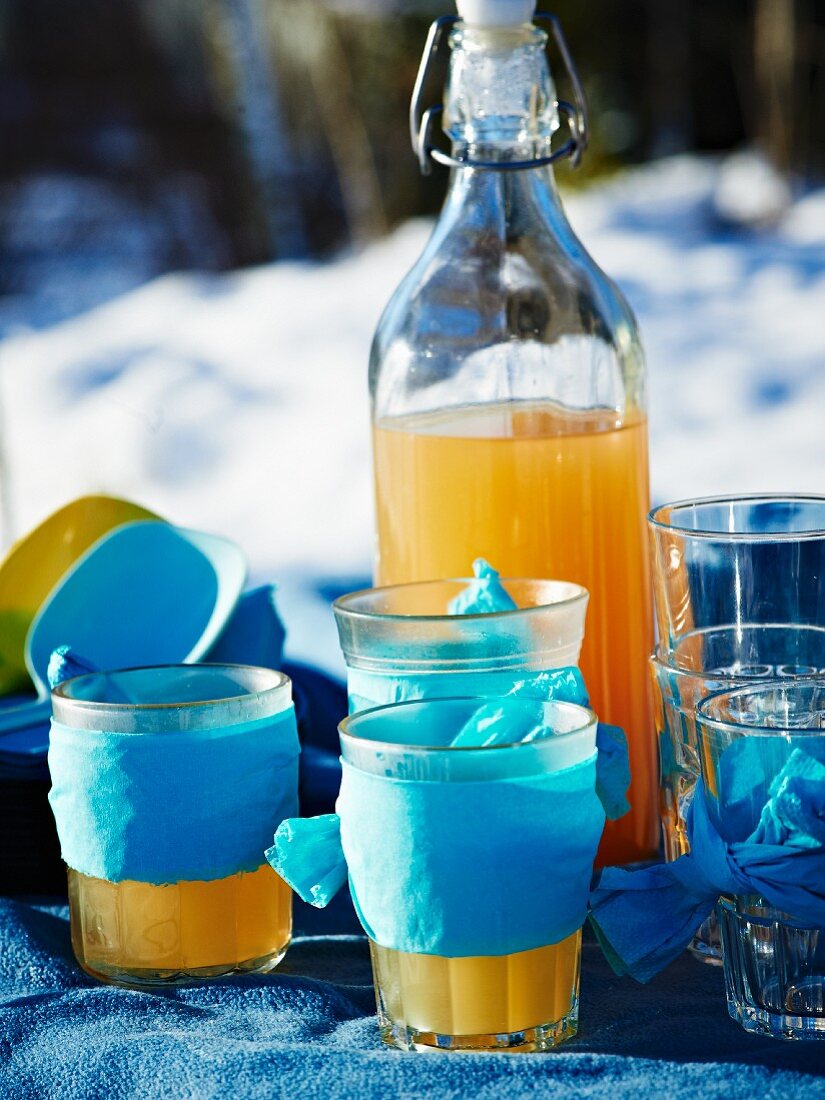 Hot lemonade for a winter picnic