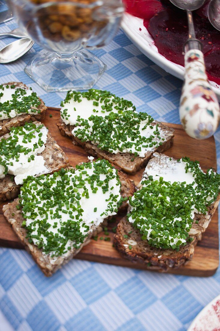 Slices of bread topped with cream cheese and chives