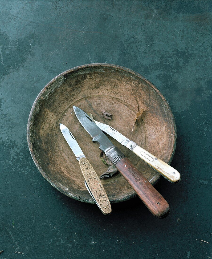 Drei Messer in Schale liegend