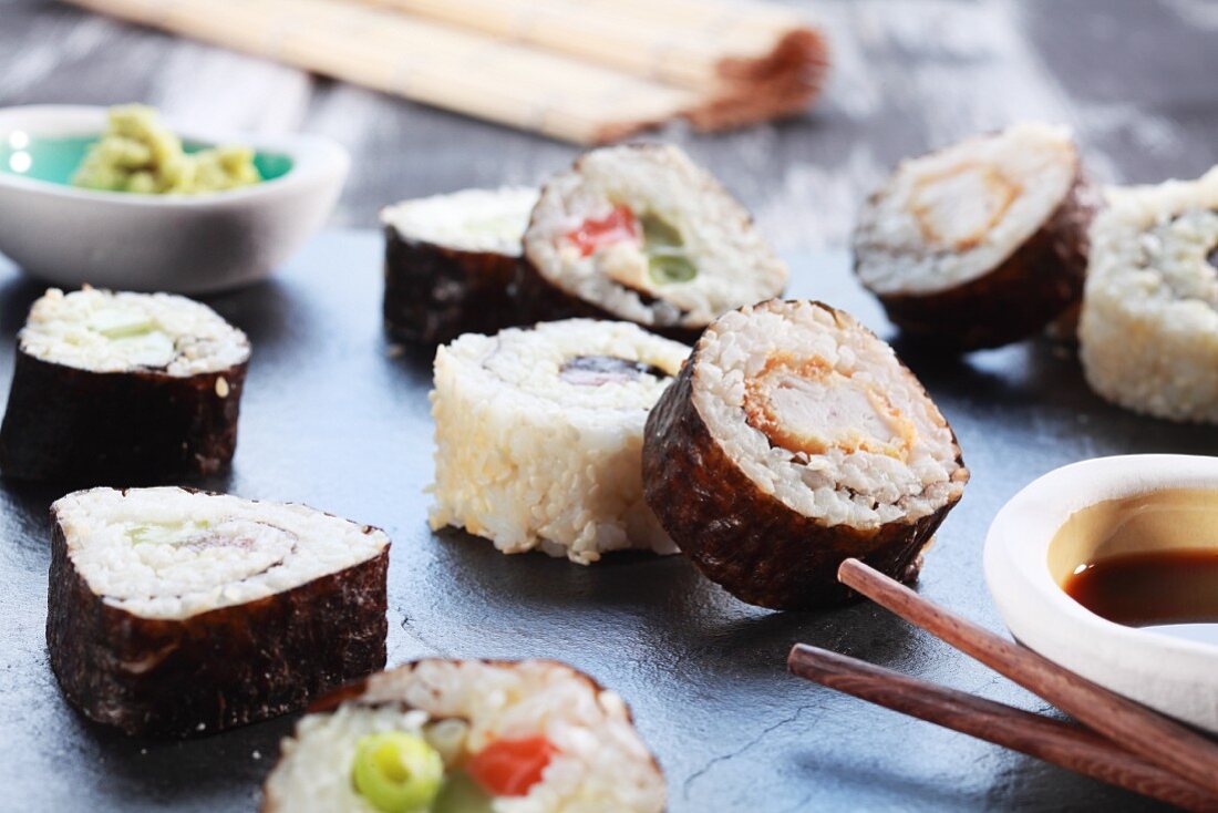 Verschiedene Maki-Sushi mit Sojasauce und Wasabi