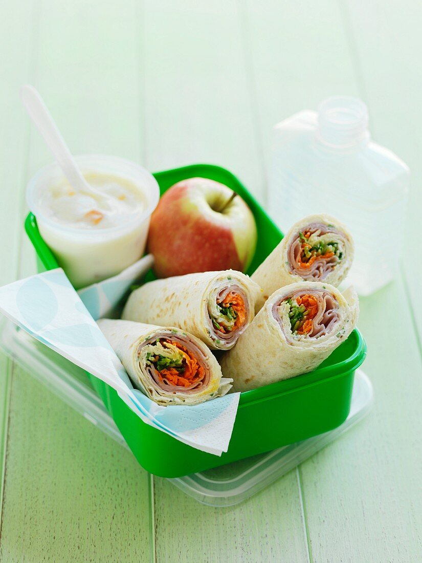 Lunchbox mit Wraps, Apfel und Joghurt