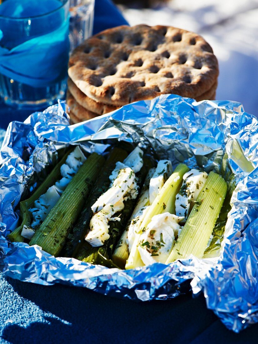Stuffed leek and unleavened bread for a winter picnic