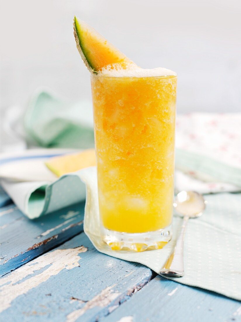 Erfrischender Drink mit Orangen, Karotte & gelber Paprika