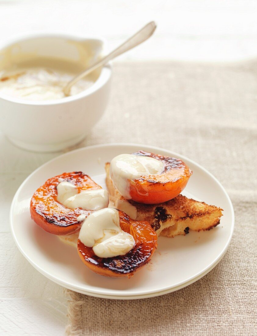 Gebratene Aprikosen mit braunem Zucker und Joghurt