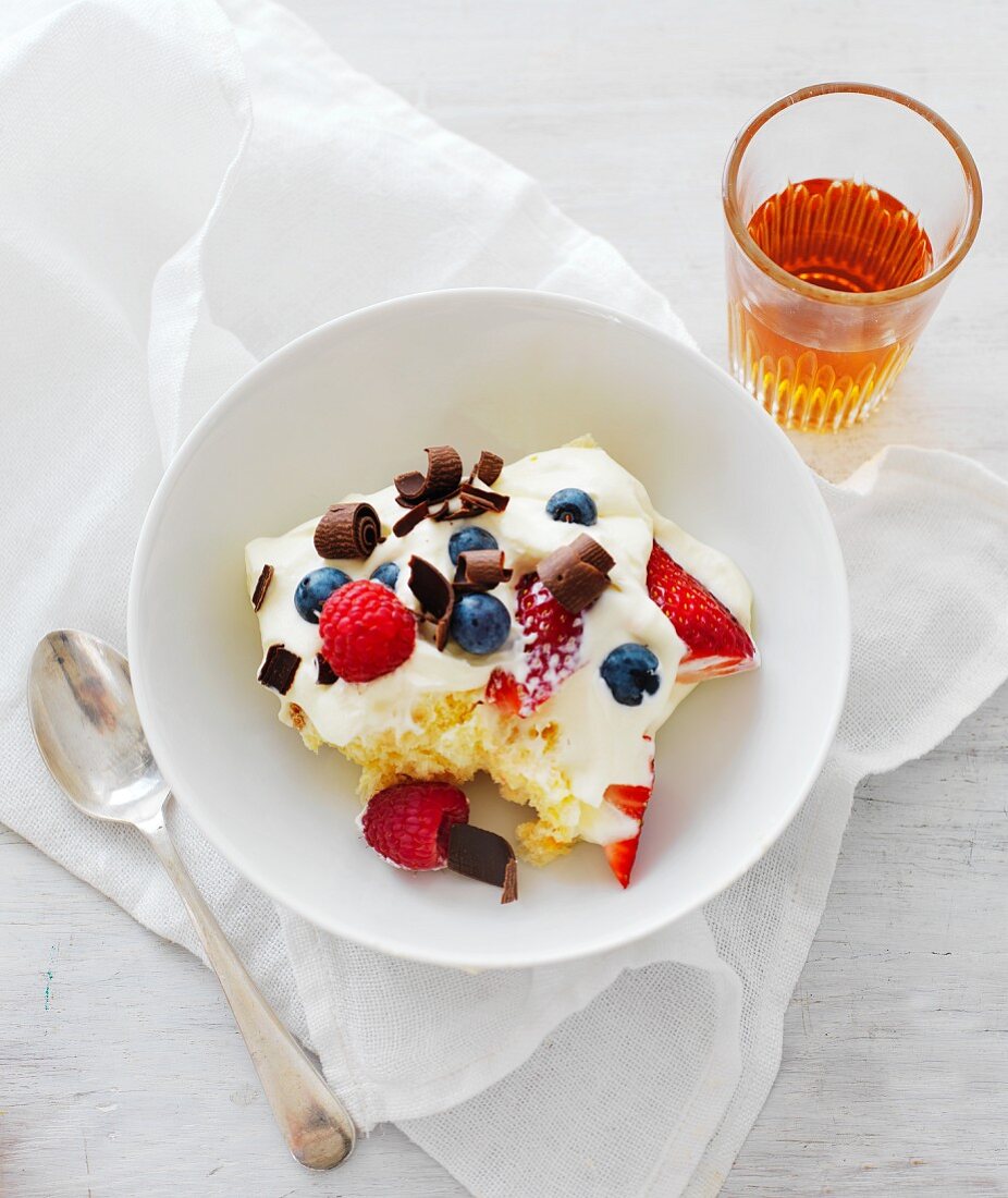 Panettone mit Beeren und weisser Schokoladencreme