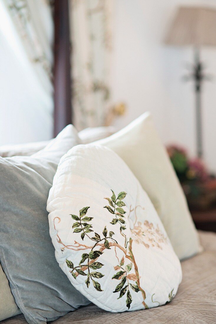 Round cushion with plant motif