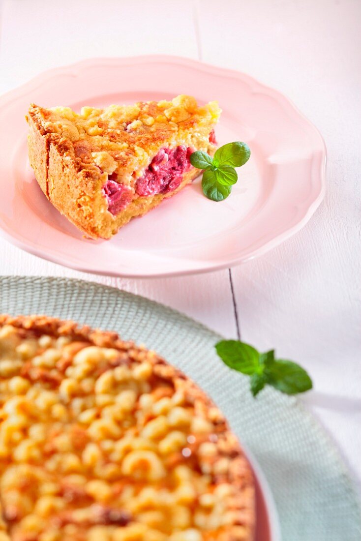 Yeast crumble cake with fruits