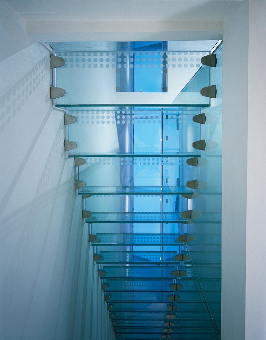 Treppenrückansicht der Glasstufen mit punktartiger Edelstahlbefestigung im schmalen Treppenhaus