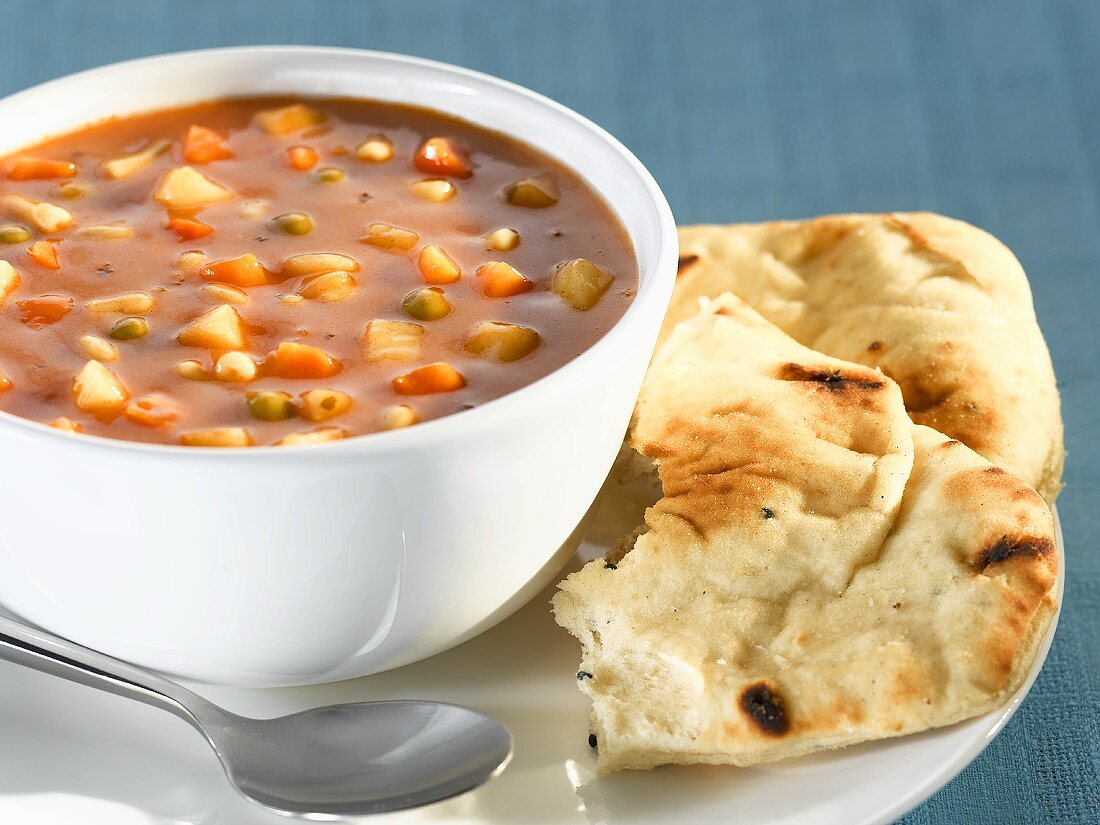 Gemüsesuppe mit Fladenbrot