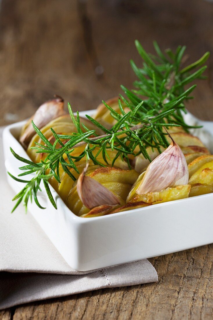 Kartoffelgratin mit Knoblauch und Rosmarin