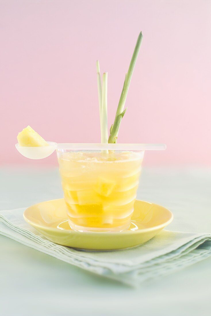 Pineapple punch with lemongrass