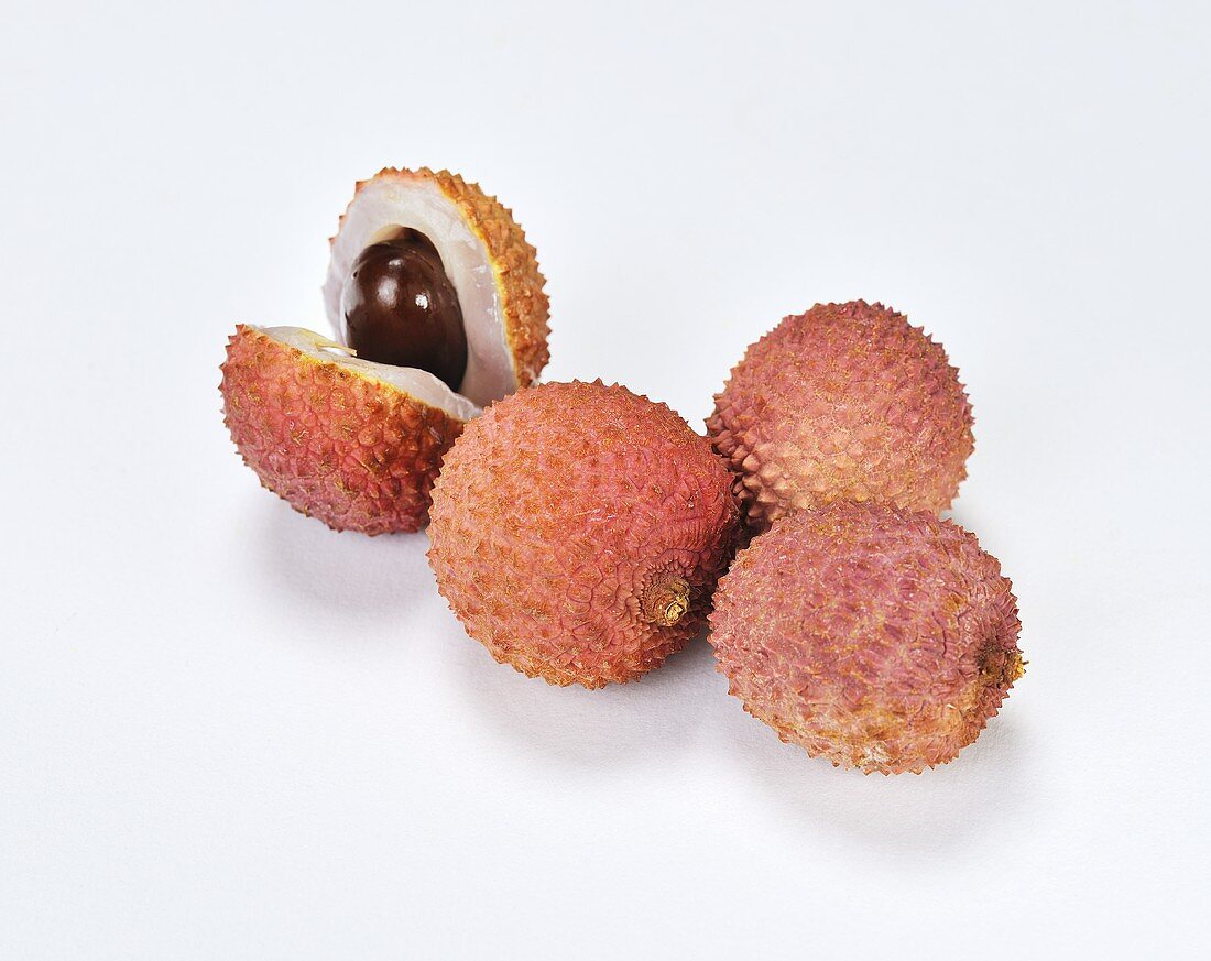 Lychees, ganz und aufgeschnitten