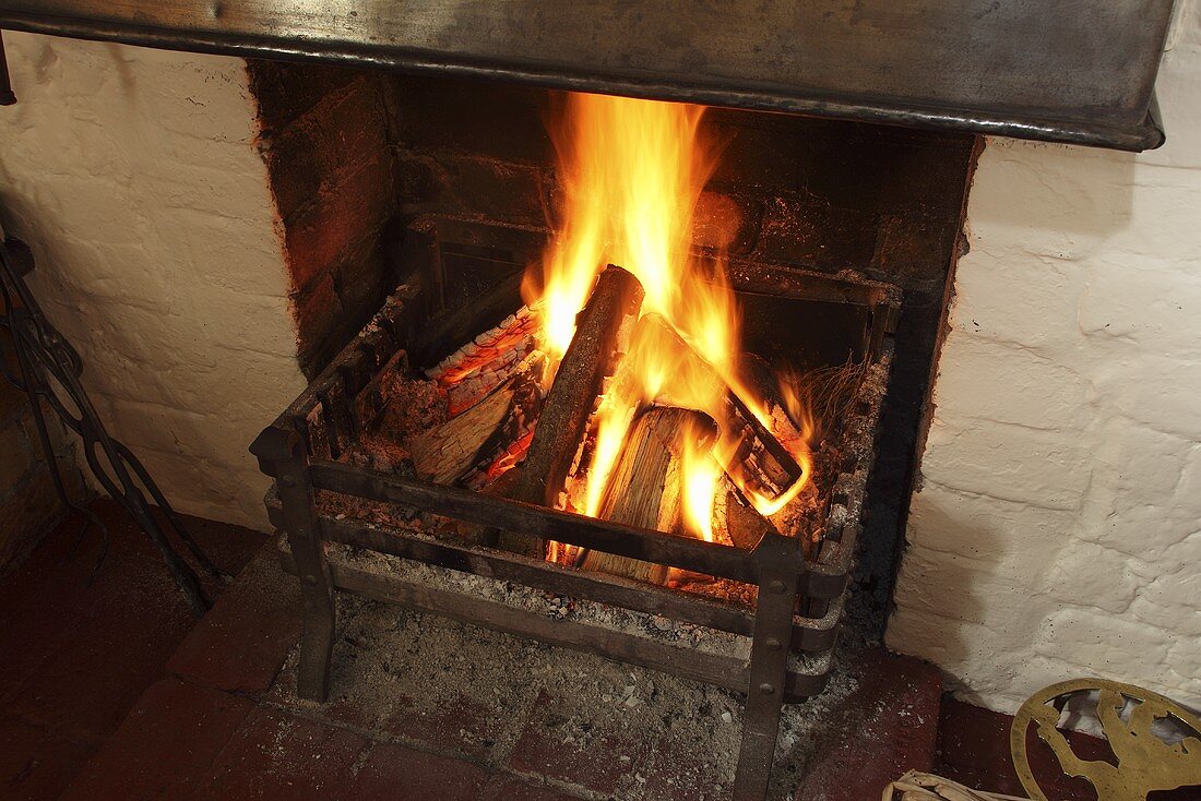 Rustikaler Kamin mit brennedem Feuer