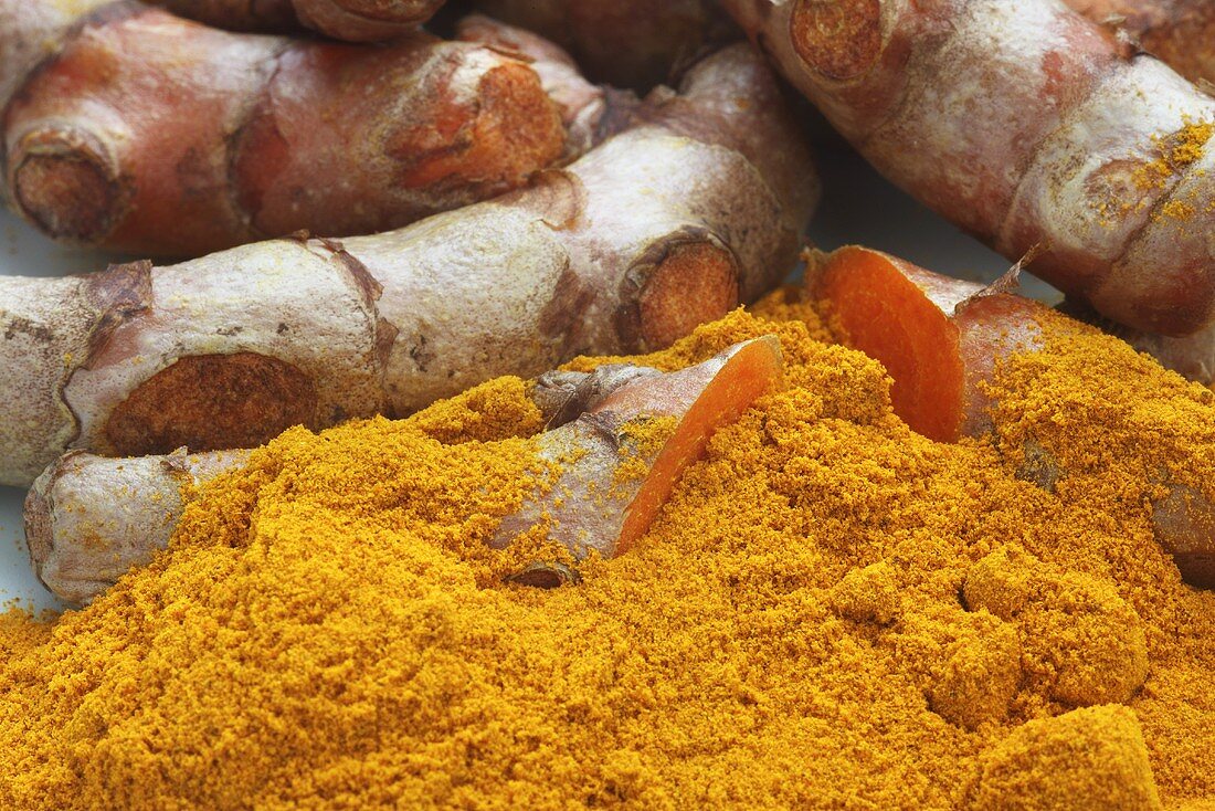 Turmeric roots and powder