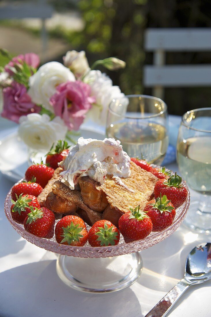 Arme Ritter mit Sahne und Erdbeeren