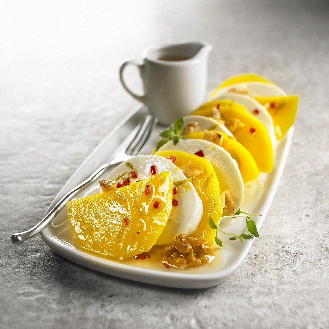 Mango-Mozzarella-Carpaccio mit Walnüssen und Chili