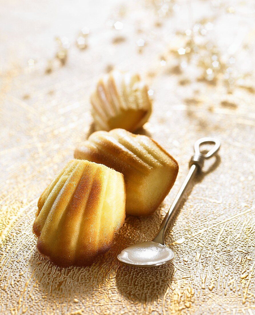 Madeleines mit Amaretto-Glasur