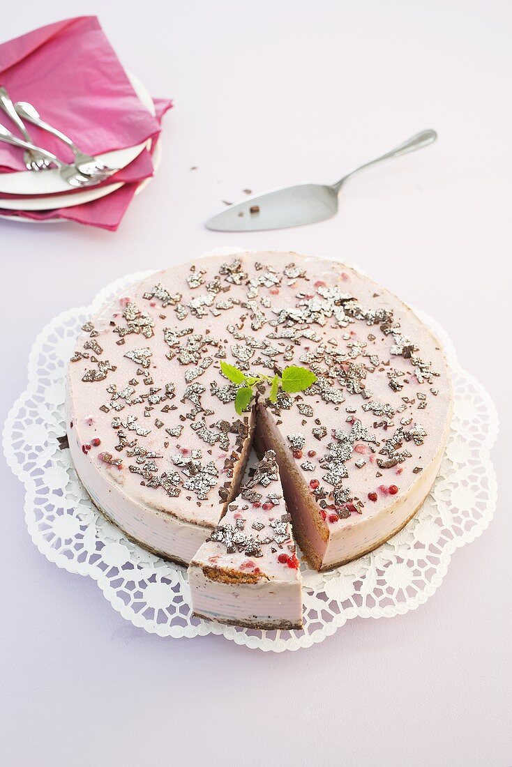 A buckwheat cake with redcurrants
