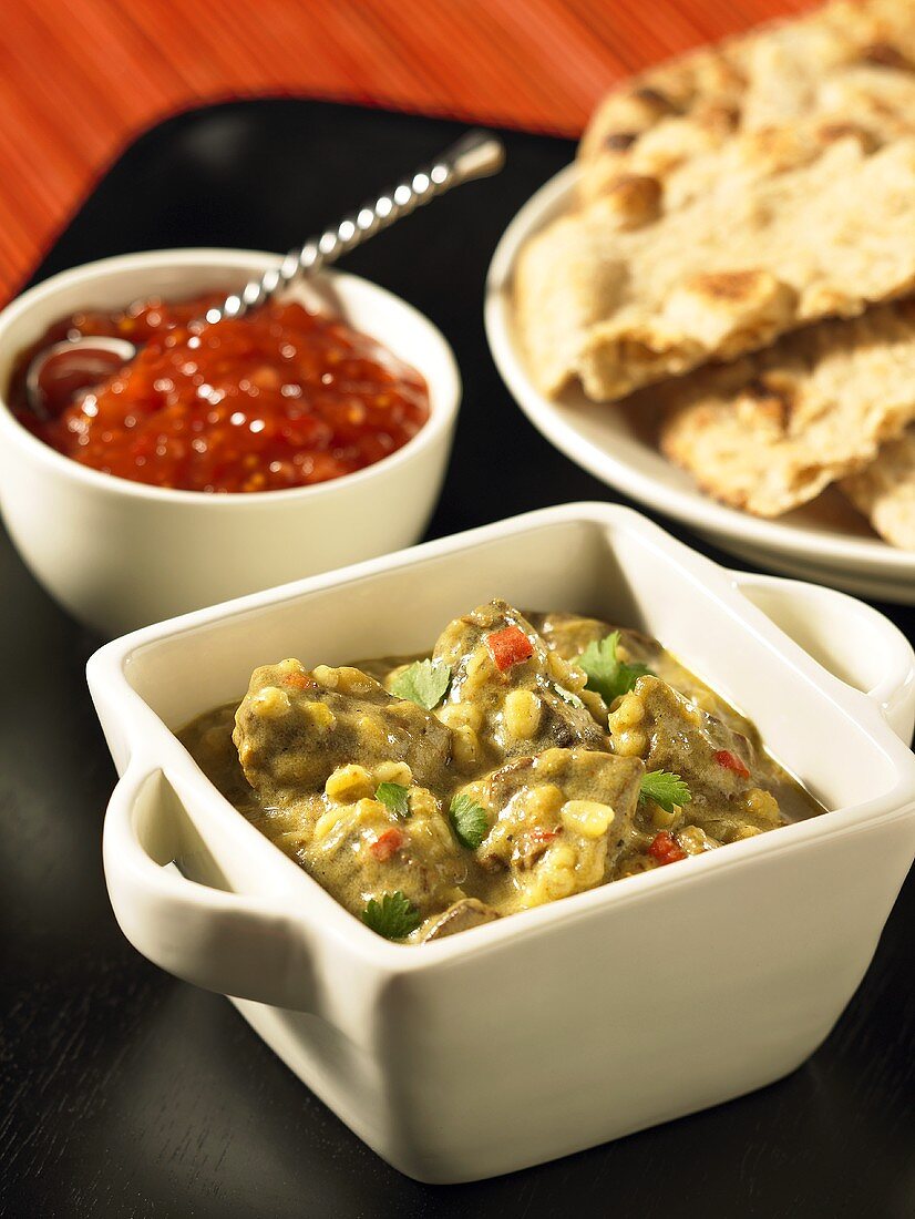 Rindfleischcurry mit Naan-Brot